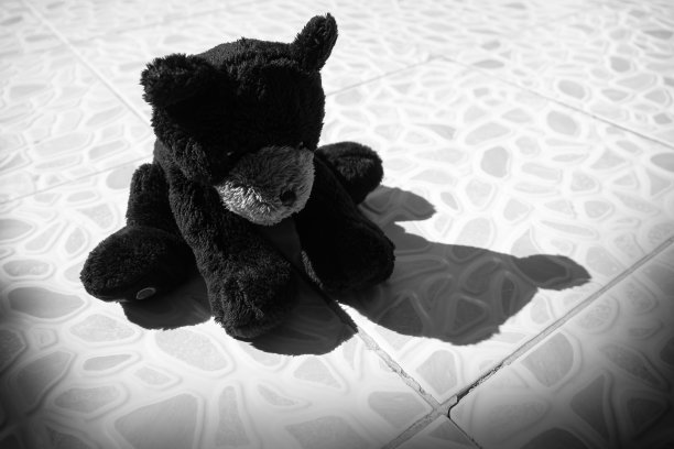 孤独伤心的小熊玩偶