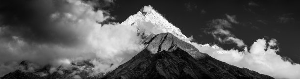 月光下的雪山