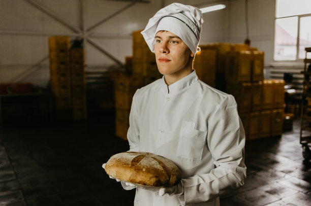 展示一个新鲜面包的面包师