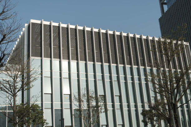 现代玻璃幕墙高楼与绿树