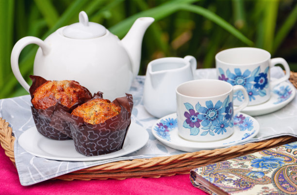 花卉图案精美陶瓷餐盘