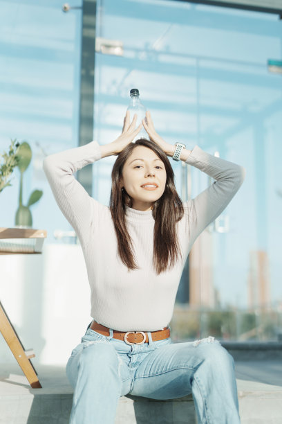 健身中国女人喝水