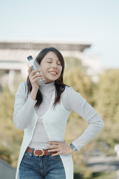 健身中国女人喝水