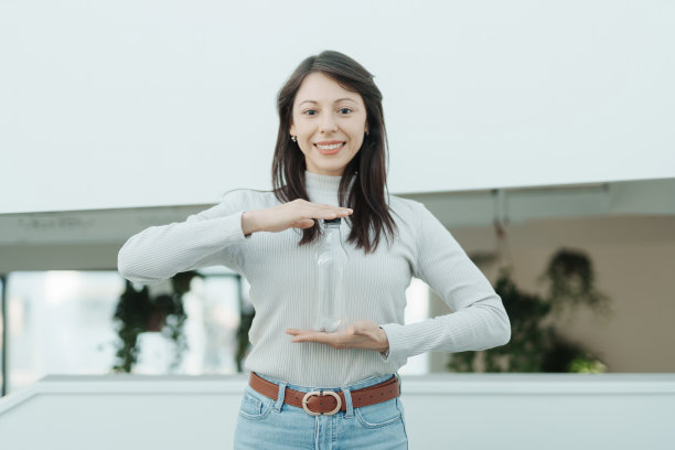 健身中国女人喝水