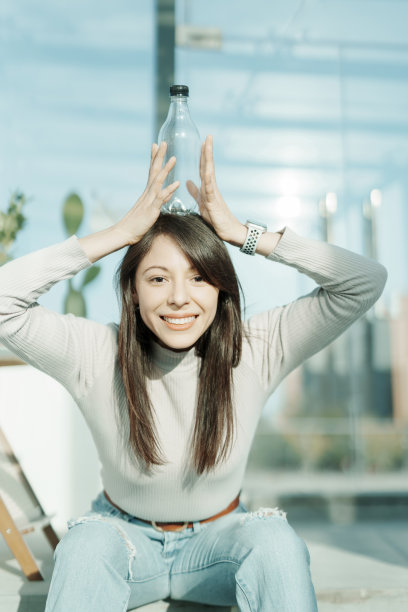 健身中国女人喝水