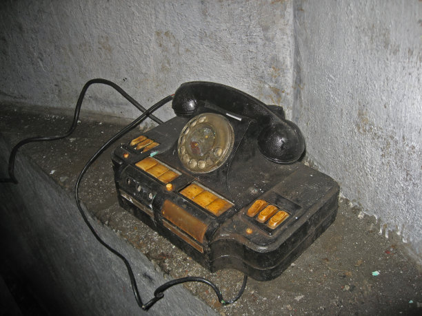 生锈的电话机
