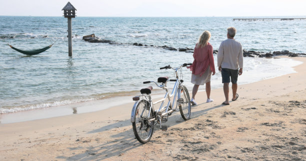 在海滩上骑自行车的夫妇