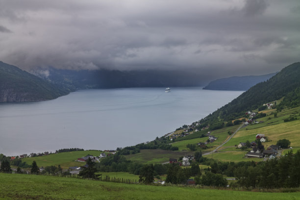 海滨小镇雨后风景