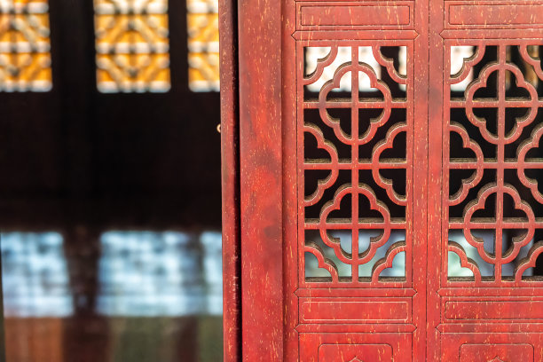中式实木雕花门窗