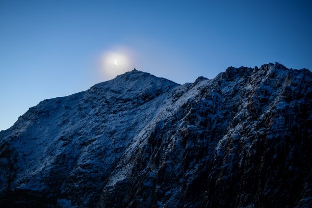 月光下的雪山