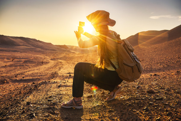 手持手机拍摄山间风景