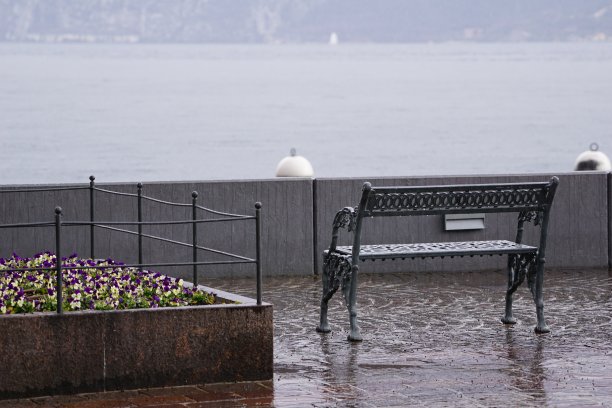 海滨小镇雨后风景