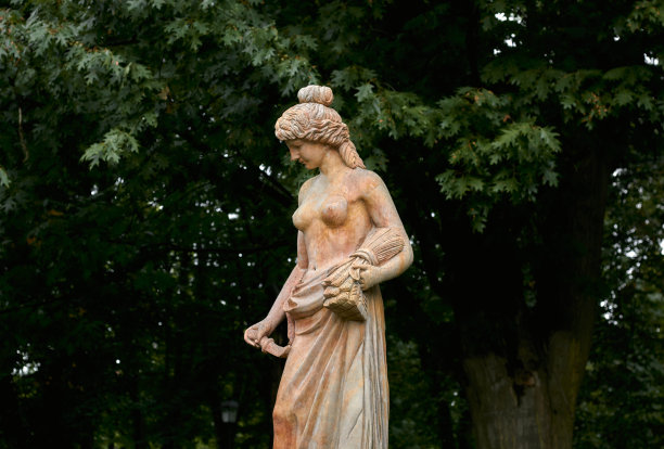 女性石雕像