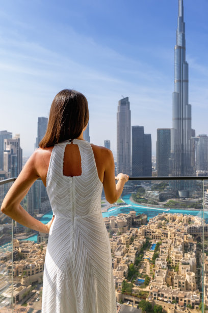 年轻女子在迪拜都市欣赏风景