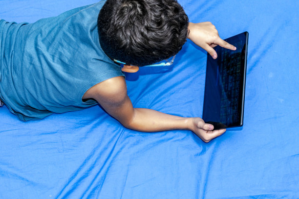 小学生使用平板电脑在线学习