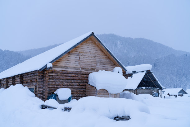 大雪覆盖的民居建筑