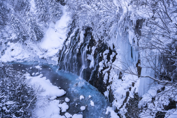 日本北海道雪中宁静村庄