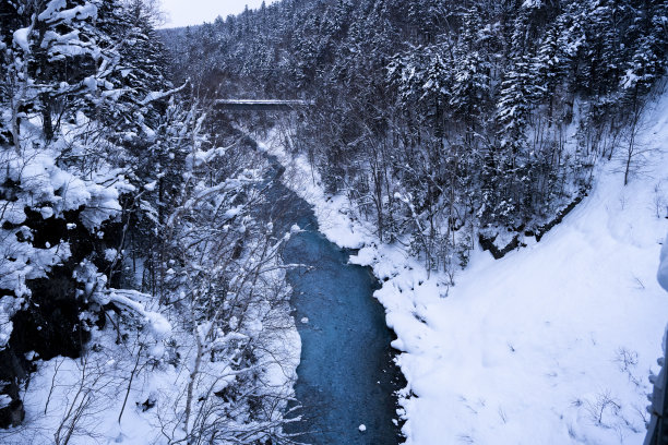 日本北海道雪中宁静村庄