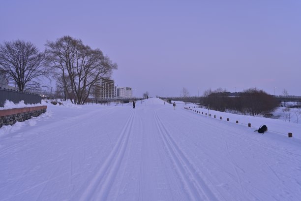 日本北海道雪中宁静村庄