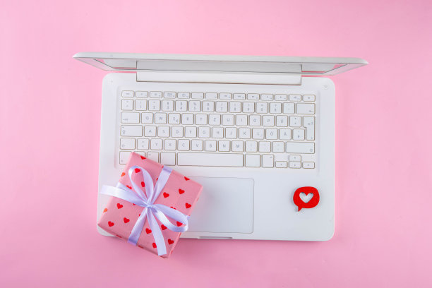 粉红色键盘上的爱心