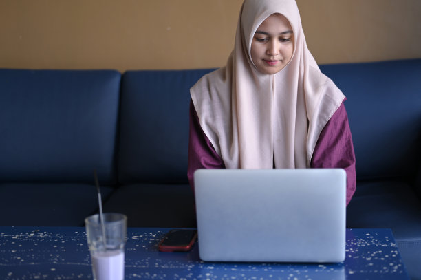 亚洲女性在笔记本电脑前工作特写