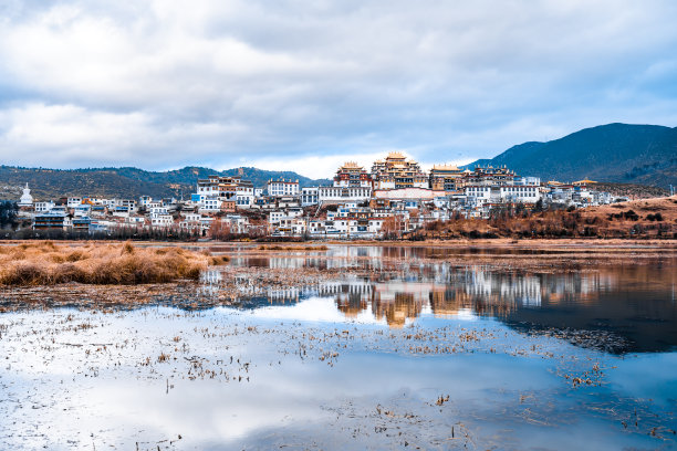 松赞林寺全景