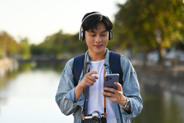 亚洲年轻人用无线耳机听音乐。