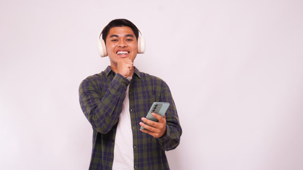 亚洲年轻人用无线耳机听音乐。