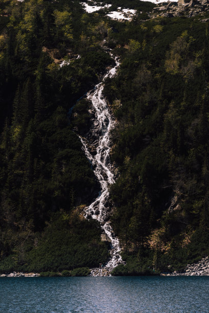 山谷壮观的瀑布湖泊