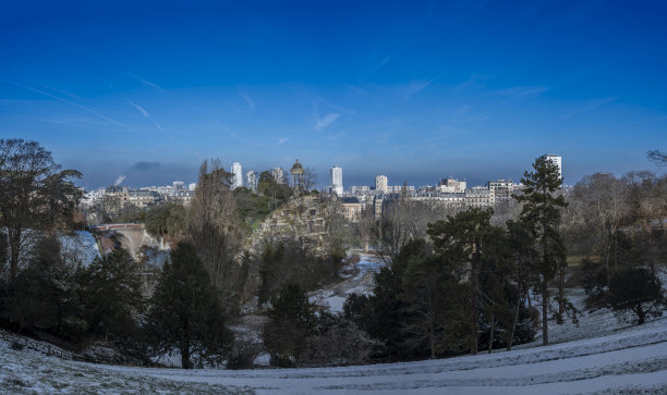 广场积雪草坪