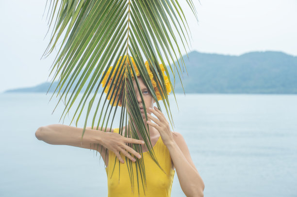 拿着芭蕉叶的女人