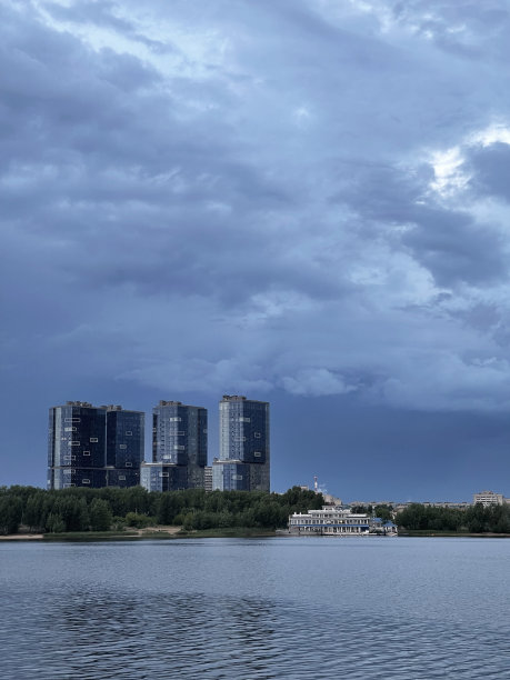 海滨小镇雨后风景