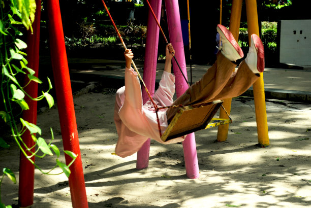 儿童公园快乐玩耍的童年时光