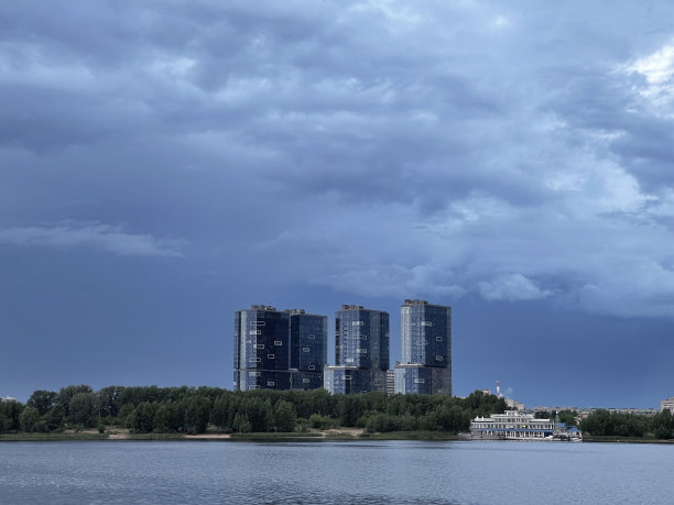 海滨小镇雨后风景