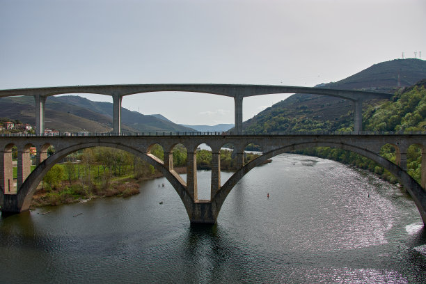 湖面上的曲折桥