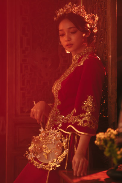 红色背景,仪式妆,茶歇裙