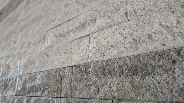 露石混凝土墙壁