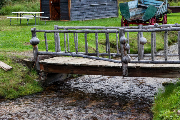 河流森林老式木桥