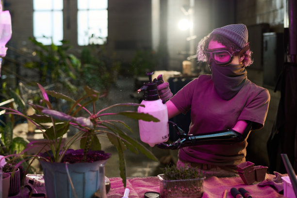 女科学家研究培养植物