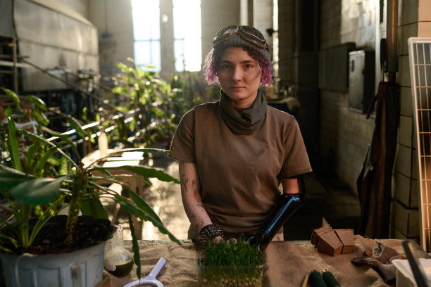 女科学家研究培养植物