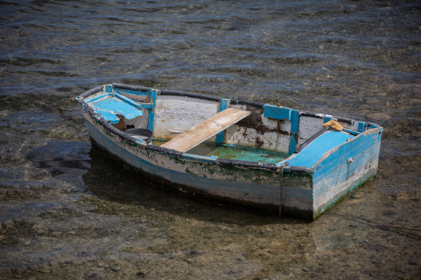 海上破旧的渔船