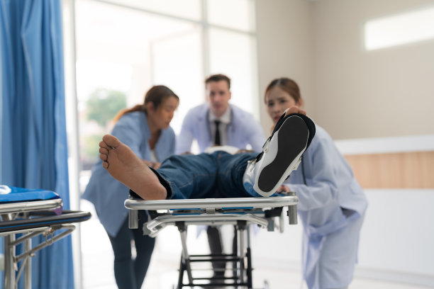 男医生在医院检查病人的腿
