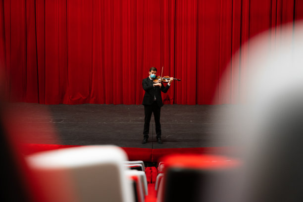 舞台表演大提琴
