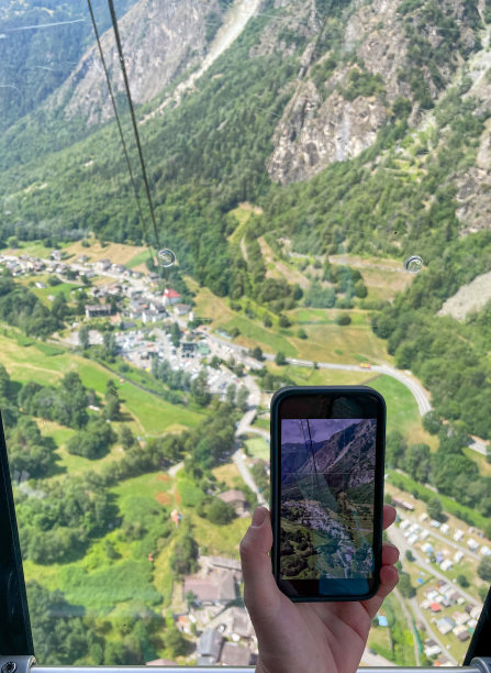 手持手机拍摄山间风景