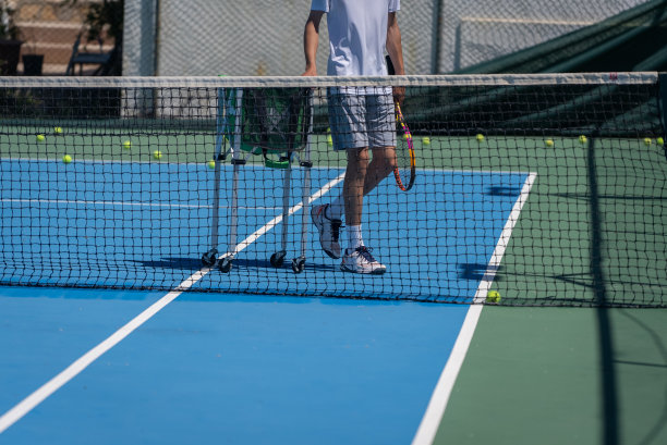网球拍,网球网,仅一名男孩