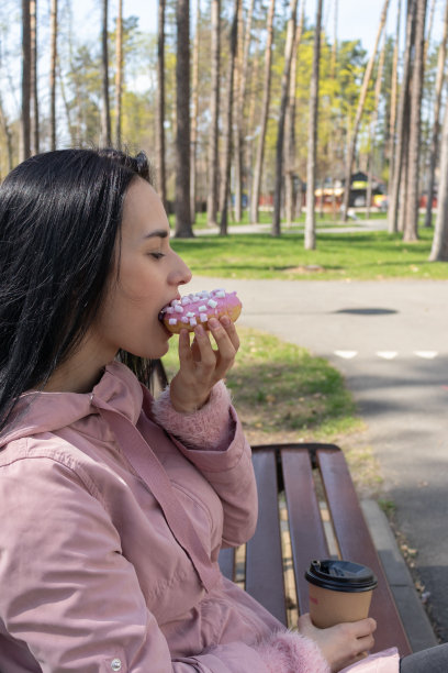 女人手持一杯咖啡