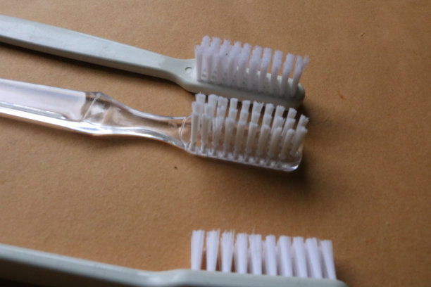 牙医清洁牙齿插图