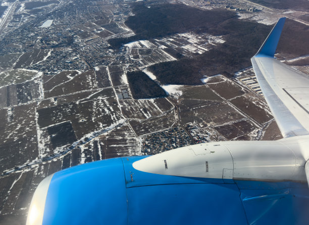 航班飞机蓝天白云雪山