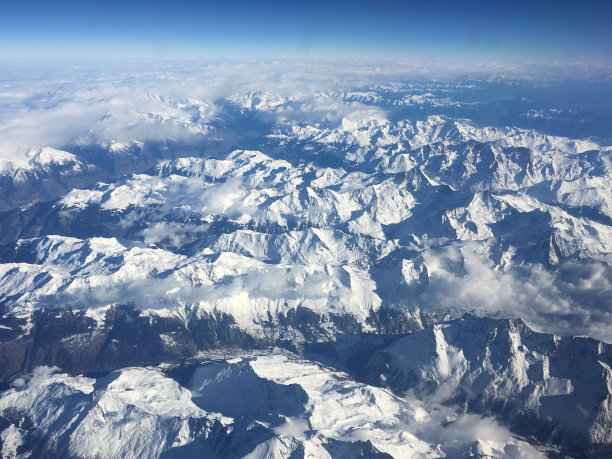 飞机上航拍雪山