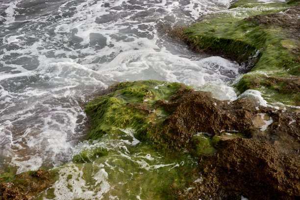 航拍大海海浪冲击沙滩